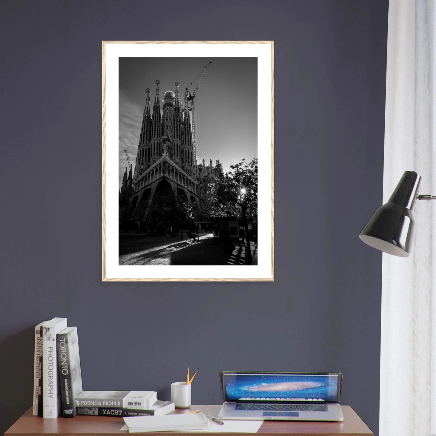 Sagrada Família ved soloppgang | Premium plakat | Treramme - DanielfotoPremium plakat i matt papir med trerammeTreramme21x29.7 cm / 8x12"