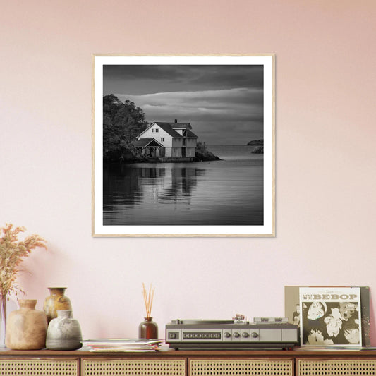 Sjøhus ved Lykling på Bømlo | Premium plakat | Treramme - DanielfotoPremium plakat i matt papir med trerammeTreramme30x30 cm / 12x12″