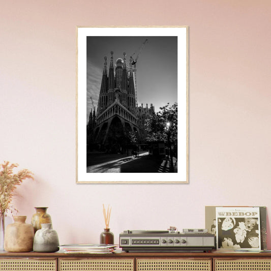 Sagrada Família ved soloppgang | Premium plakat | Treramme - DanielfotoPremium plakat i matt papir med trerammeTreramme21x29.7 cm / 8x12"