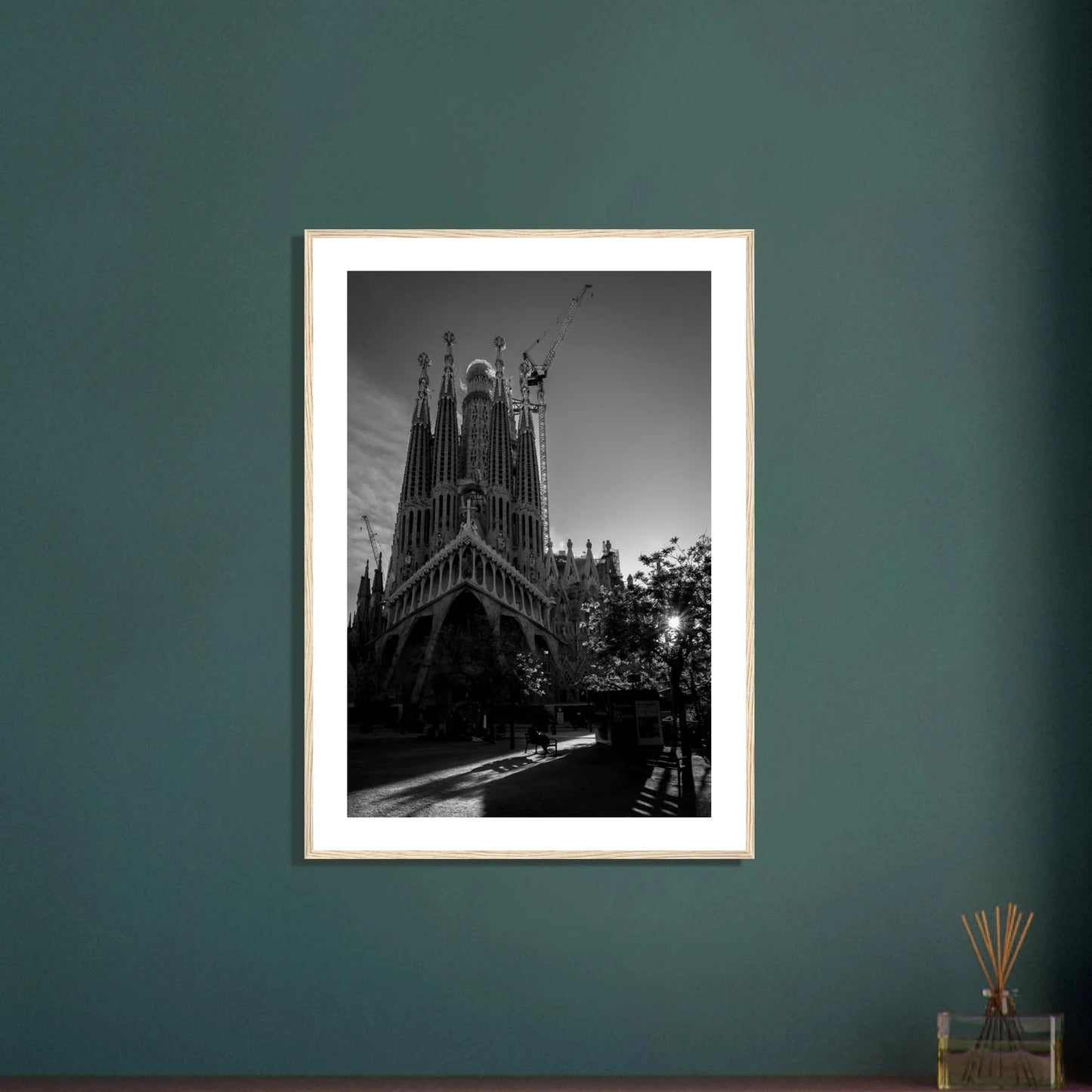 Sagrada Família ved soloppgang | Premium plakat | Treramme - DanielfotoPremium plakat i matt papir med trerammeTreramme21x29.7 cm / 8x12"