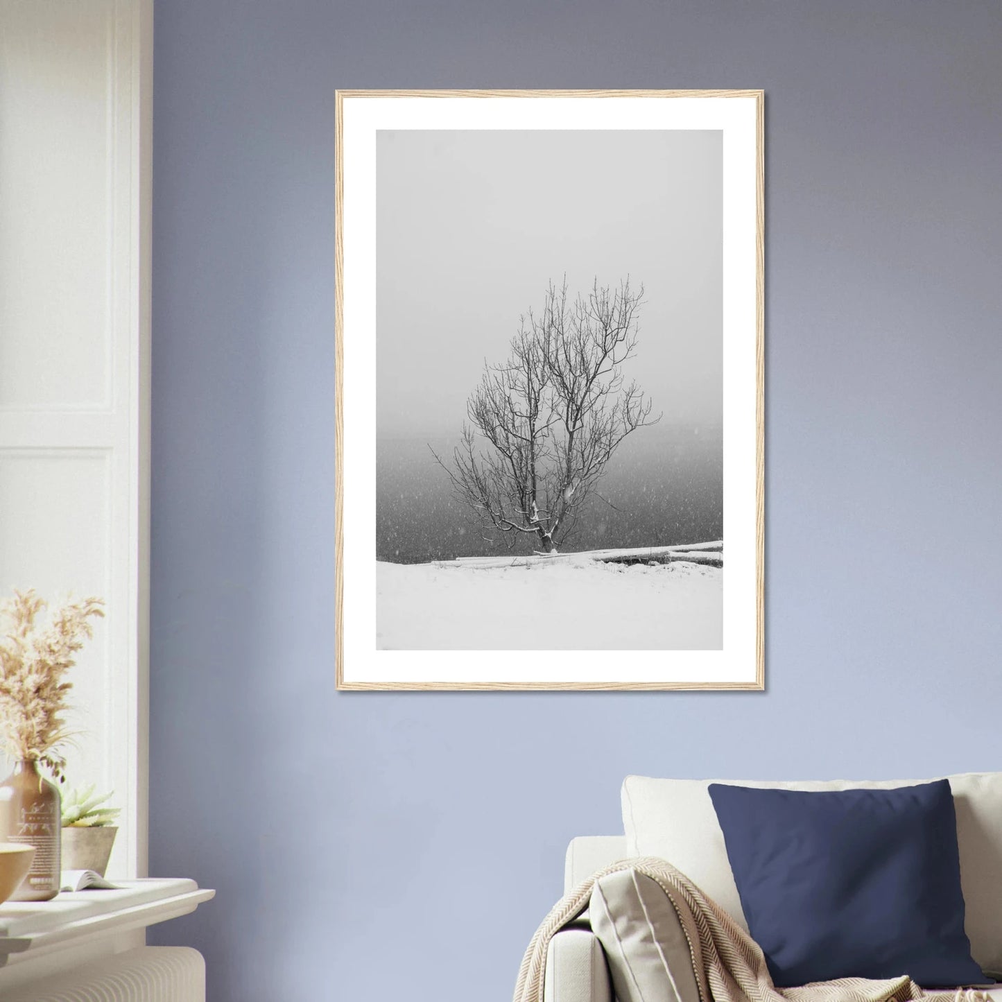 Enslig vintertre | Premium plakat | Treramme - DanielfotoPremium plakat i matt papir med trerammeTreramme21x29.7 cm / 8x12"