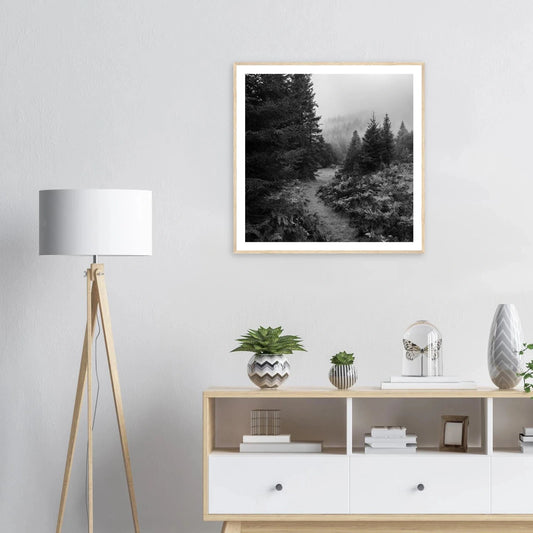 Tåkesti i Hardangerskogen | Premium plakat | Treramme - Danielfoto30x30 cm / 12x12″Premium plakat i matt papir -