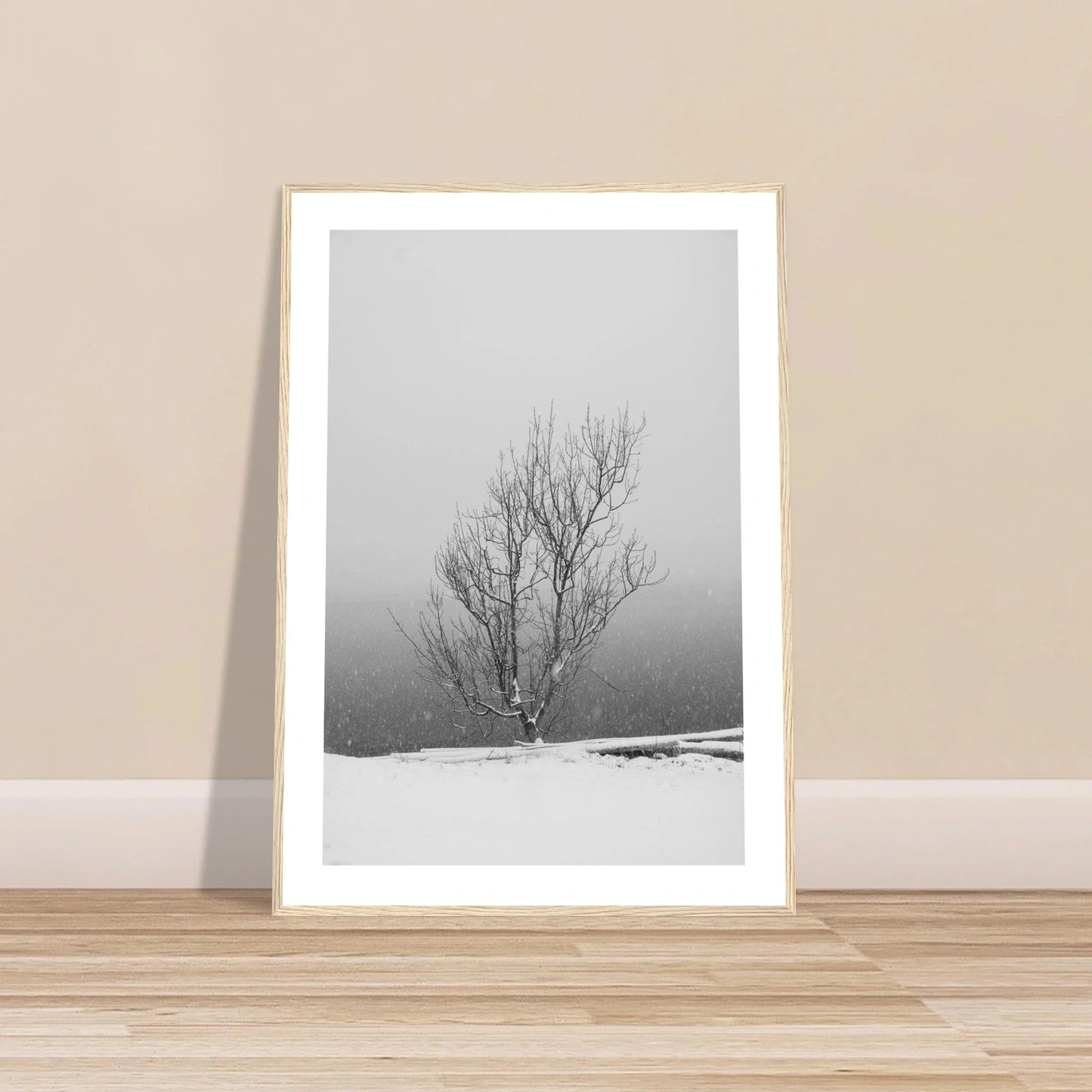 Enslig vintertre | Premium plakat | Treramme - DanielfotoPremium plakat i matt papir med trerammeTreramme21x29.7 cm / 8x12"