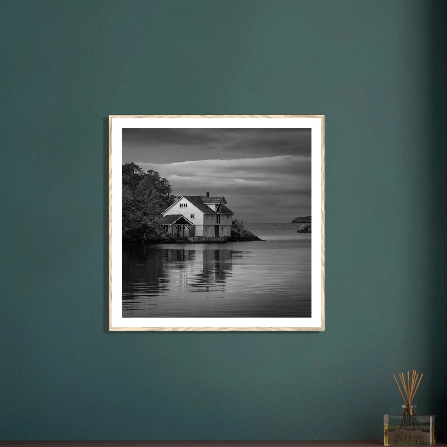 Sjøhus ved Lykling på Bømlo | Premium plakat | Treramme - DanielfotoPremium plakat i matt papir med trerammeTreramme30x30 cm / 12x12″