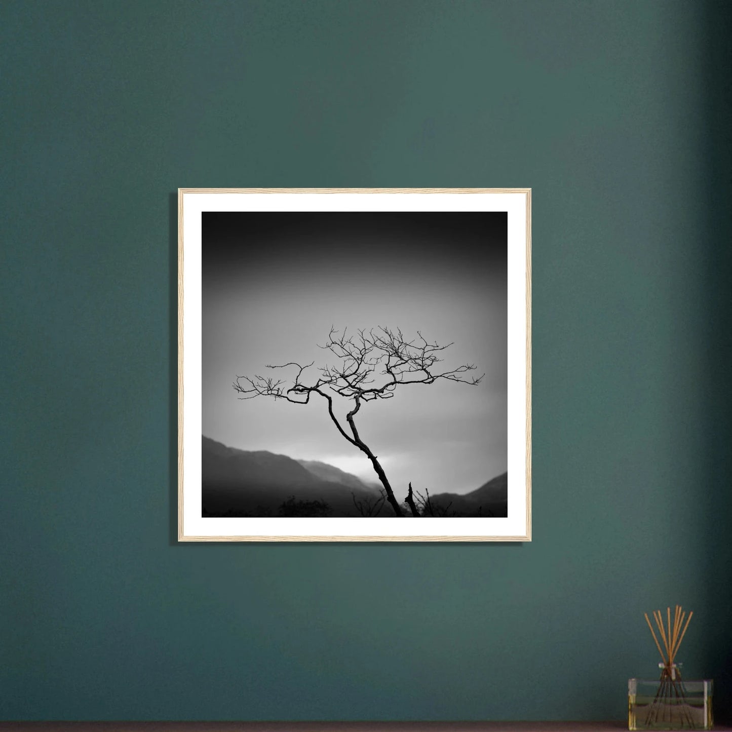 Ensomt tre ved Bondhusvatnet | Premium plakat | Treramme - Danielfoto70x70 cm / 28x28″Premium plakat i matt papir - 