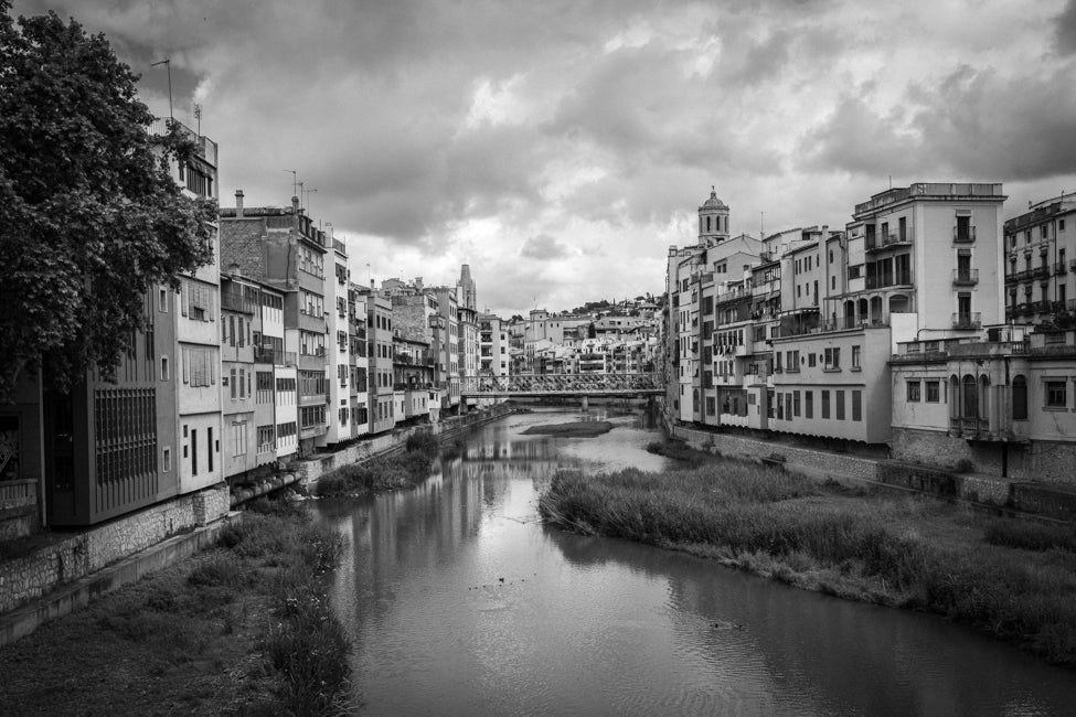 Elvefasader i Girona - DanielfotoKunsttrykk 30x45 cm