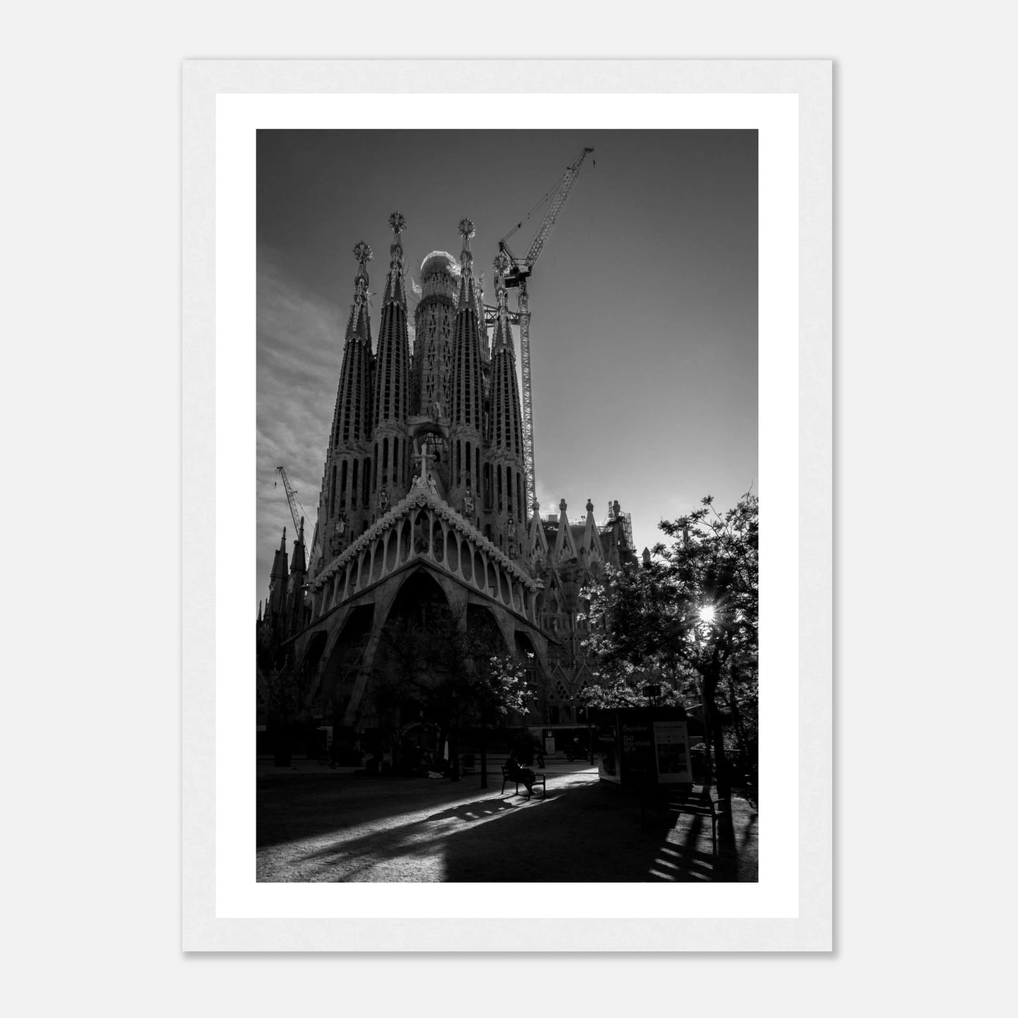 Sagrada Família ved soloppgang | Premium plakat | Treramme - DanielfotoPremium plakat i matt papir med trerammeHvit ramme21x29.7 cm / 8x12"