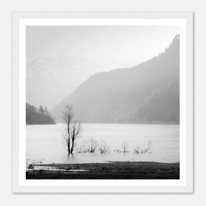 Stillheten ved Øvredalsvatnet | Premium plakat | Treramme - DanielfotoHvit ramme30x30 cm / 12x12″