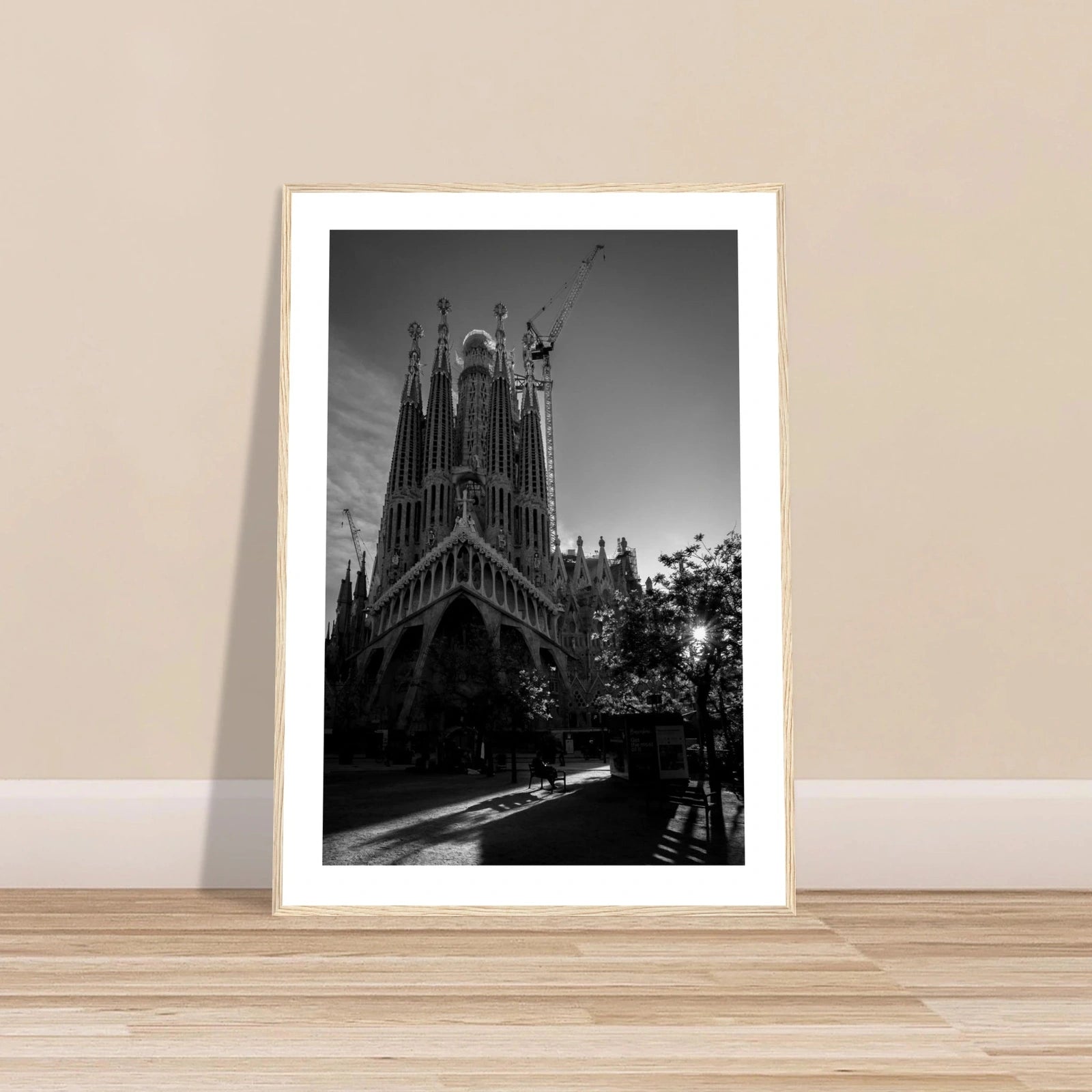 Sagrada Família ved soloppgang | Premium plakat | Treramme - DanielfotoPremium plakat i matt papir med trerammeTreramme21x29.7 cm / 8x12"
