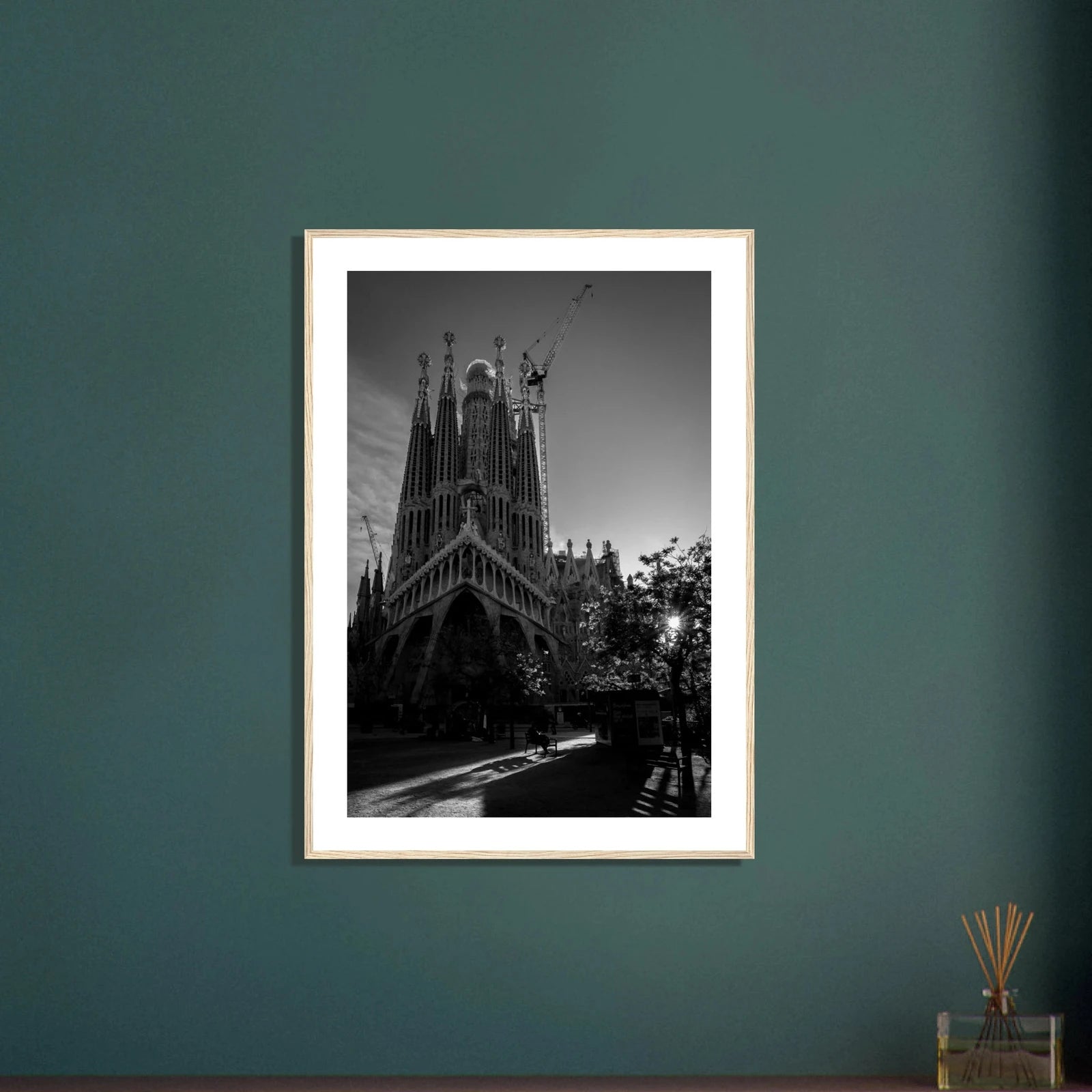 Sagrada Família ved soloppgang | Premium plakat | Treramme - DanielfotoPremium plakat i matt papir med trerammeTreramme21x29.7 cm / 8x12"