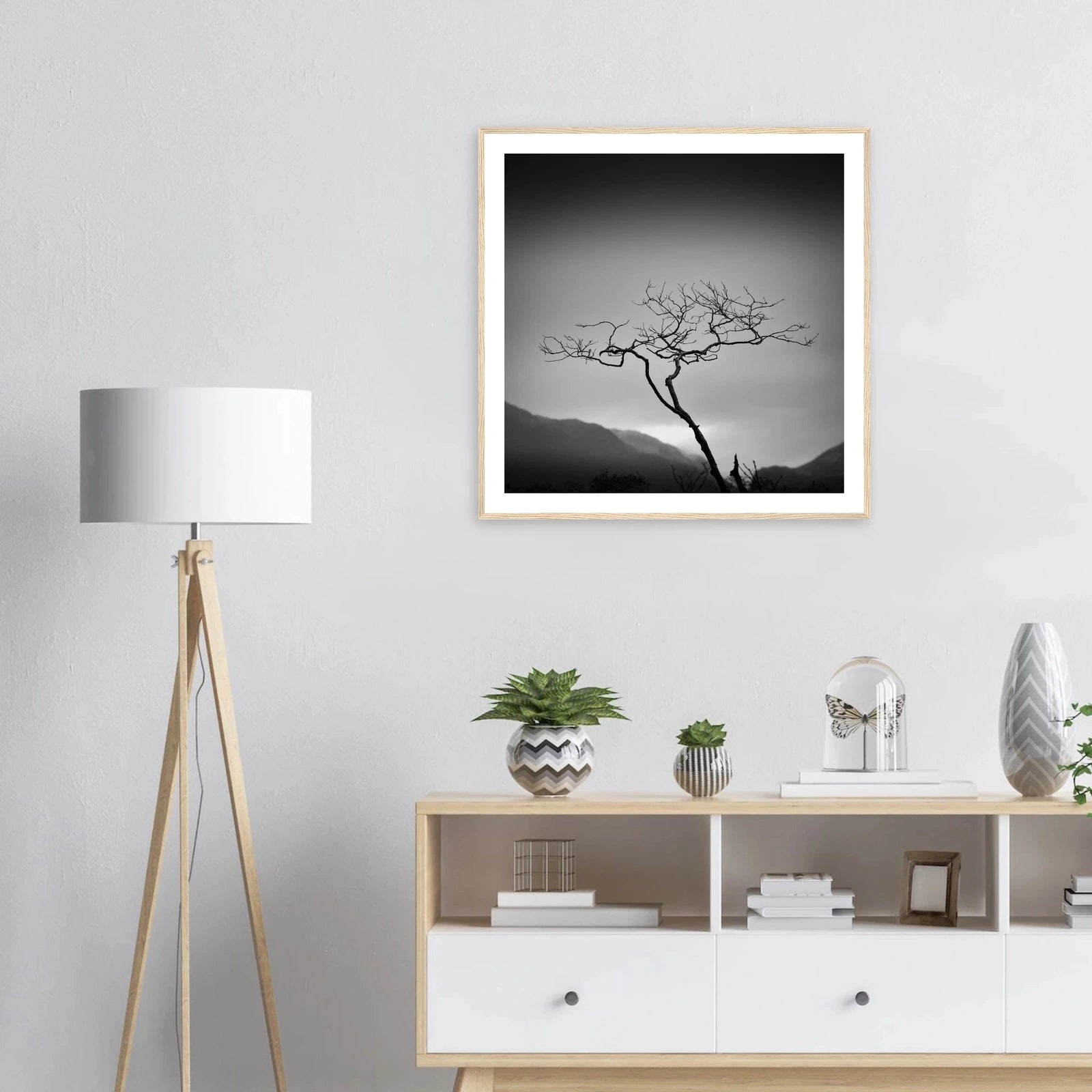 Ensomt tre ved Bondhusvatnet | Premium plakat | Treramme - Danielfoto70x70 cm / 28x28″Premium plakat i matt papir - 