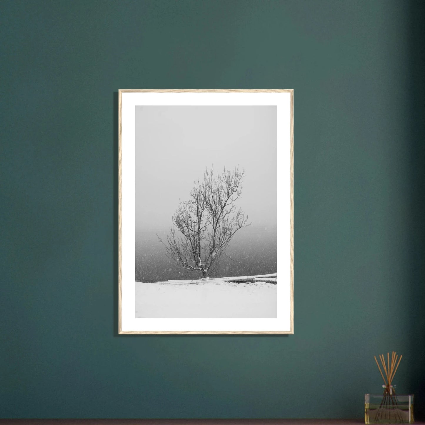 Enslig vintertre | Premium plakat | Treramme - DanielfotoPremium plakat i matt papir med trerammeTreramme21x29.7 cm / 8x12"