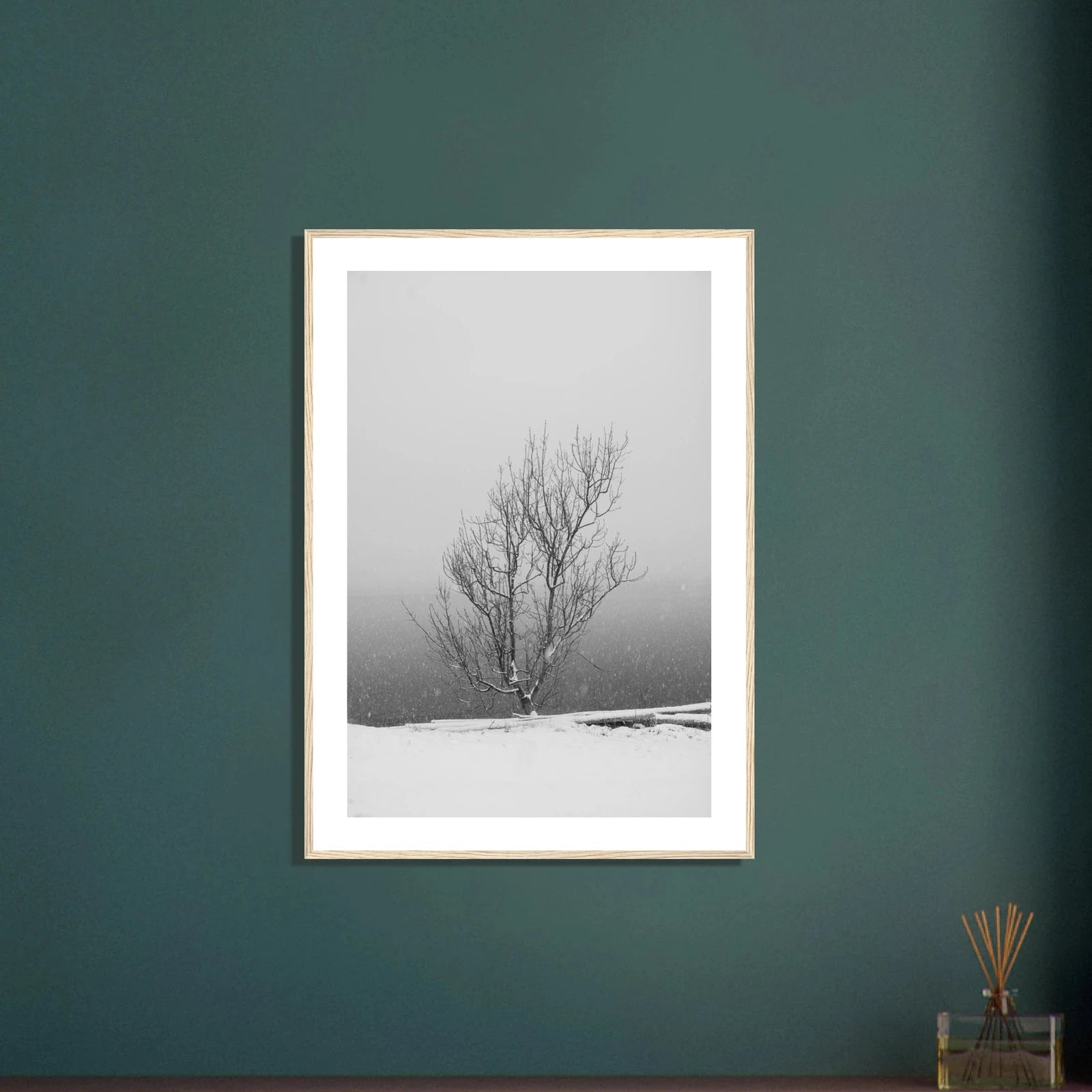 Enslig vintertre | Premium plakat | Treramme - DanielfotoPremium plakat i matt papir med trerammeTreramme21x29.7 cm / 8x12"