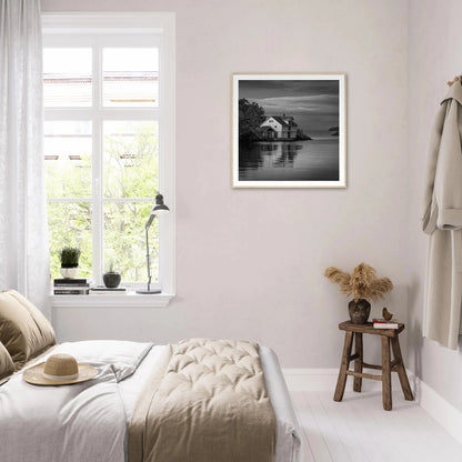 Sjøhus ved Lykling på Bømlo | Premium plakat | Treramme - DanielfotoPremium plakat i matt papir med trerammeTreramme30x30 cm / 12x12″