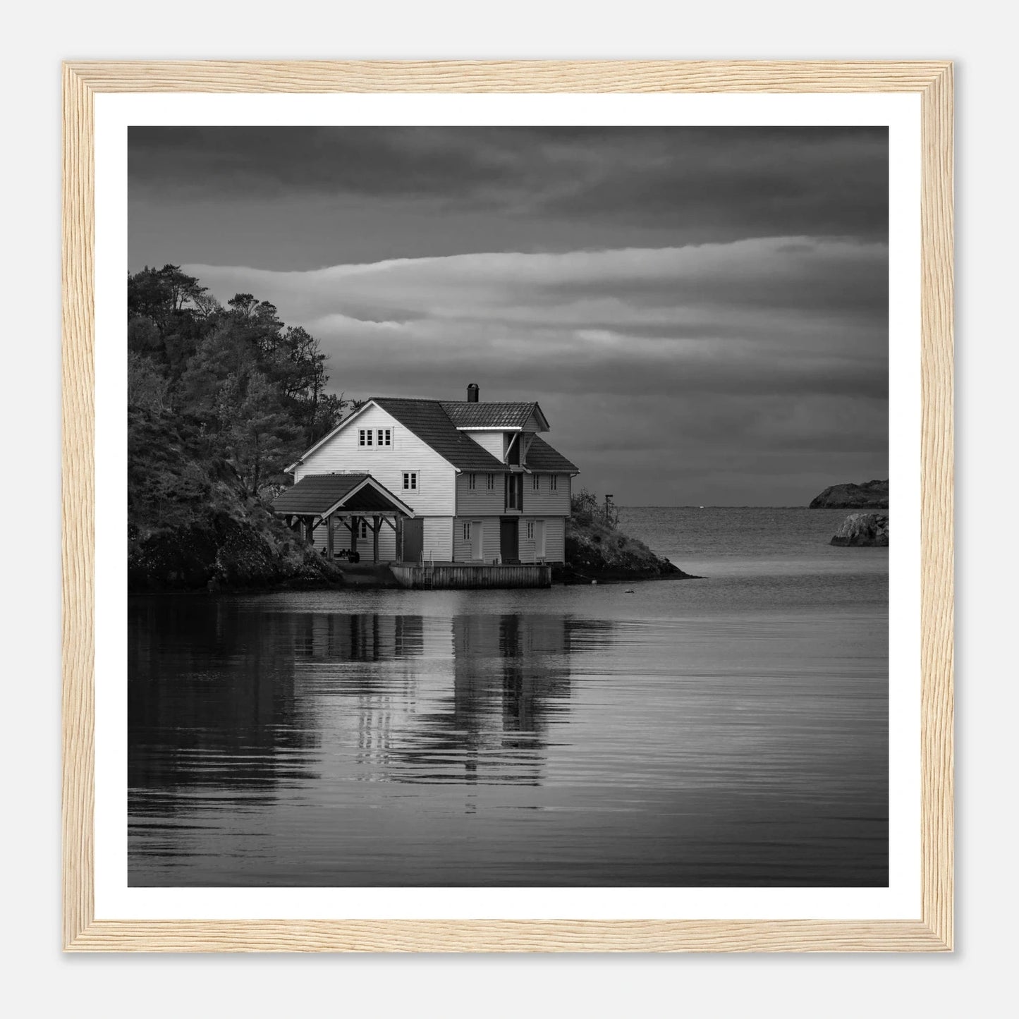 Sjøhus ved Lykling på Bømlo | Premium plakat | Treramme - DanielfotoPremium plakat i matt papirUtne ramme50x50 cm / 20x20″