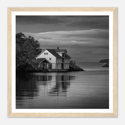 Sjøhus ved Lykling på Bømlo | Premium plakat | Treramme - DanielfotoPremium plakat i matt papirUtne ramme50x50 cm / 20x20″