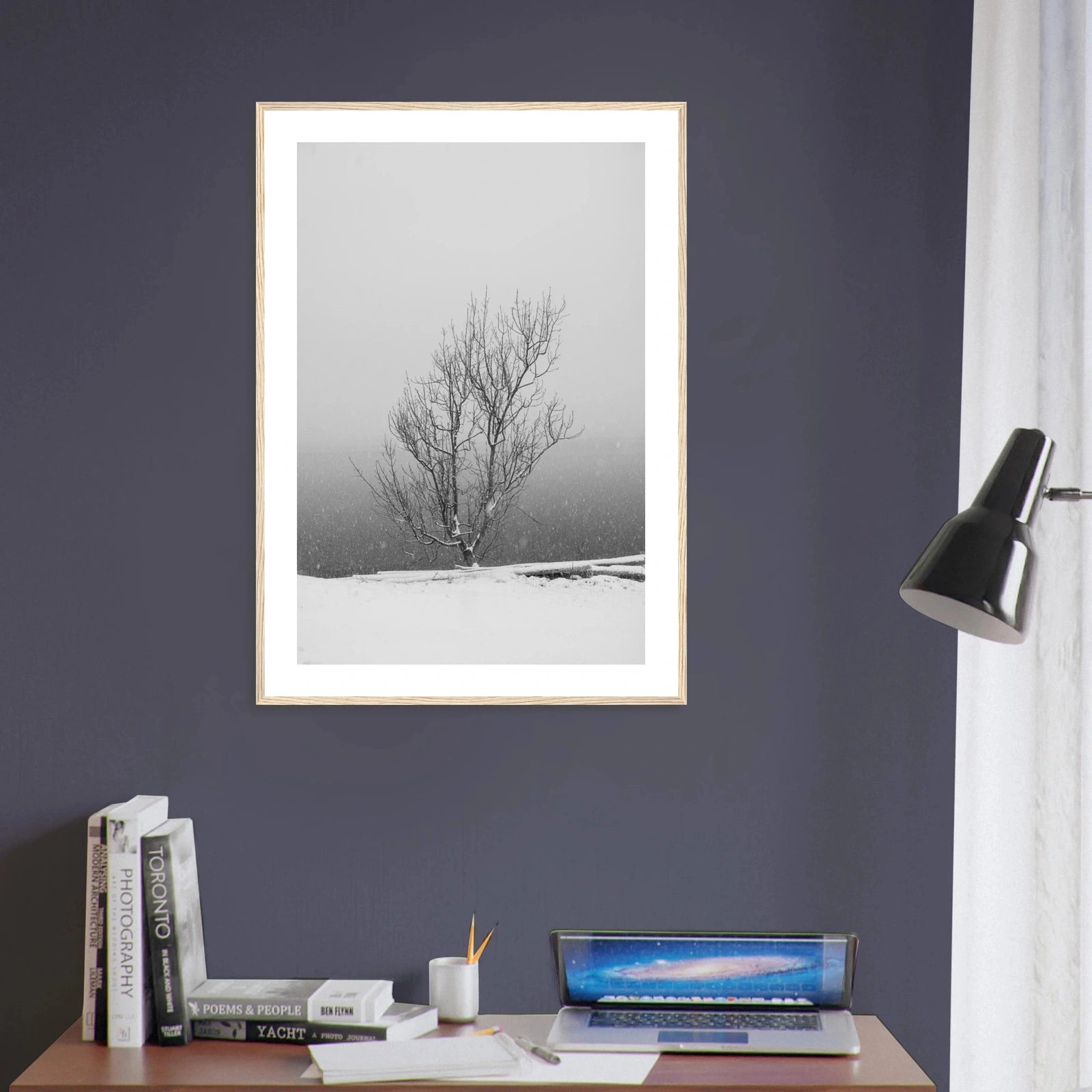 Enslig vintertre | Premium plakat | Treramme - DanielfotoPremium plakat i matt papir med trerammeTreramme21x29.7 cm / 8x12"