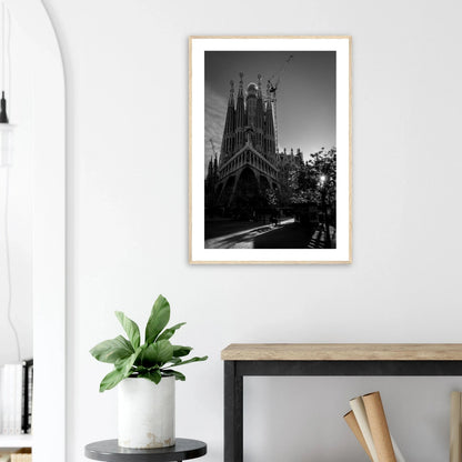 Sagrada Família ved soloppgang | Premium plakat | Treramme - DanielfotoPremium plakat i matt papir med trerammeTreramme21x29.7 cm / 8x12"