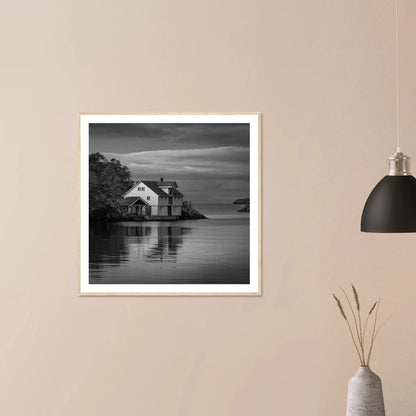 Sjøhus ved Lykling på Bømlo | Premium plakat | Treramme - DanielfotoPremium plakat i matt papir med trerammeTreramme30x30 cm / 12x12″