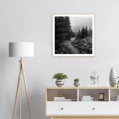 Tåkesti i Hardangerskogen | Premium plakat | Treramme - Danielfoto30x30 cm / 12x12″Premium plakat i matt papir - 