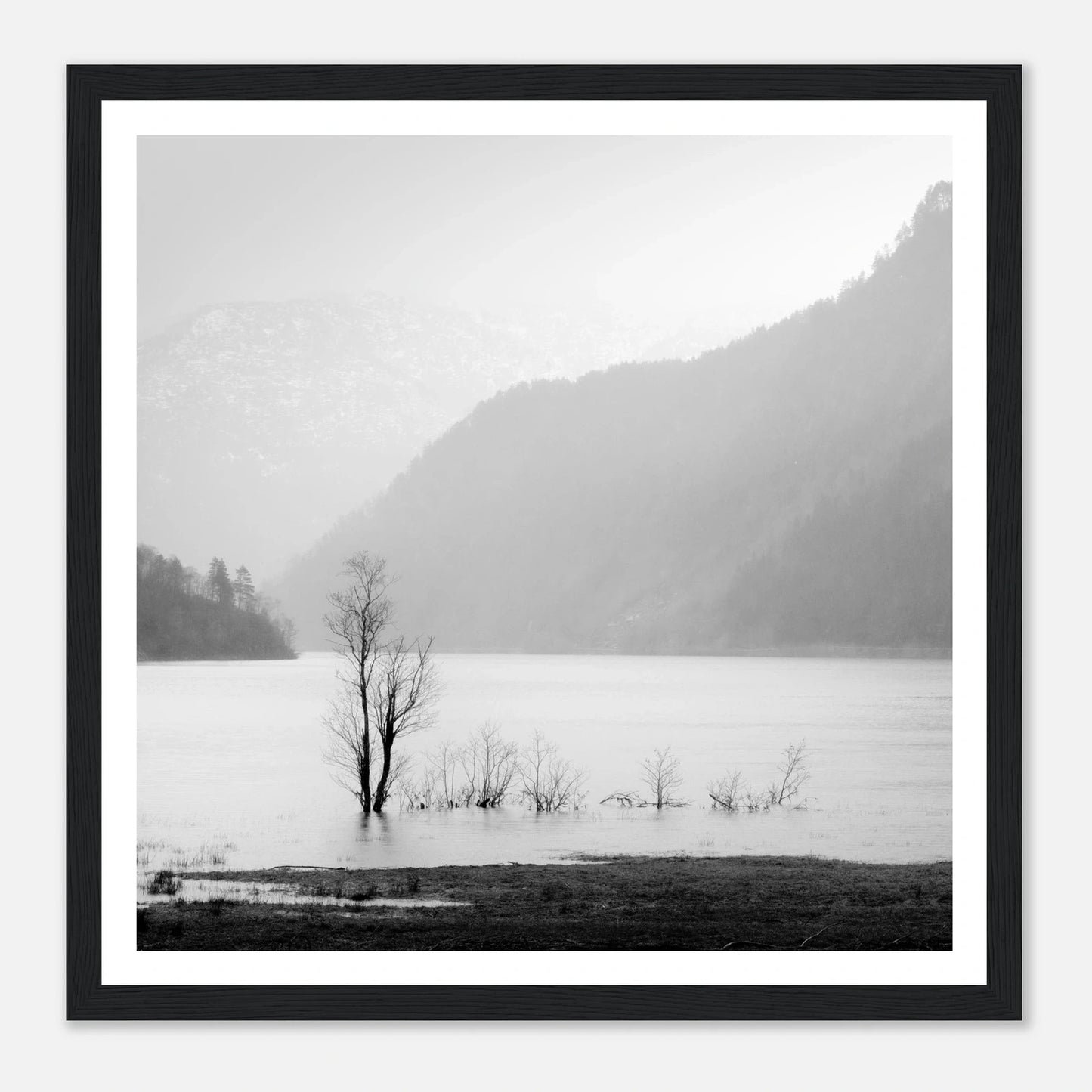 Stillheten ved Øvredalsvatnet | Premium plakat | Treramme - DanielfotoSvart ramme30x30 cm / 12x12″