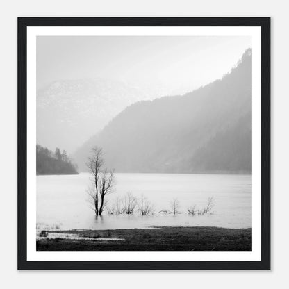 Stillheten ved Øvredalsvatnet | Premium plakat | Treramme - DanielfotoSvart ramme30x30 cm / 12x12″