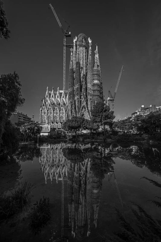 Sagrada Família – Symmetri i vann - DanielfotoKunsttrykk 45x30 cm