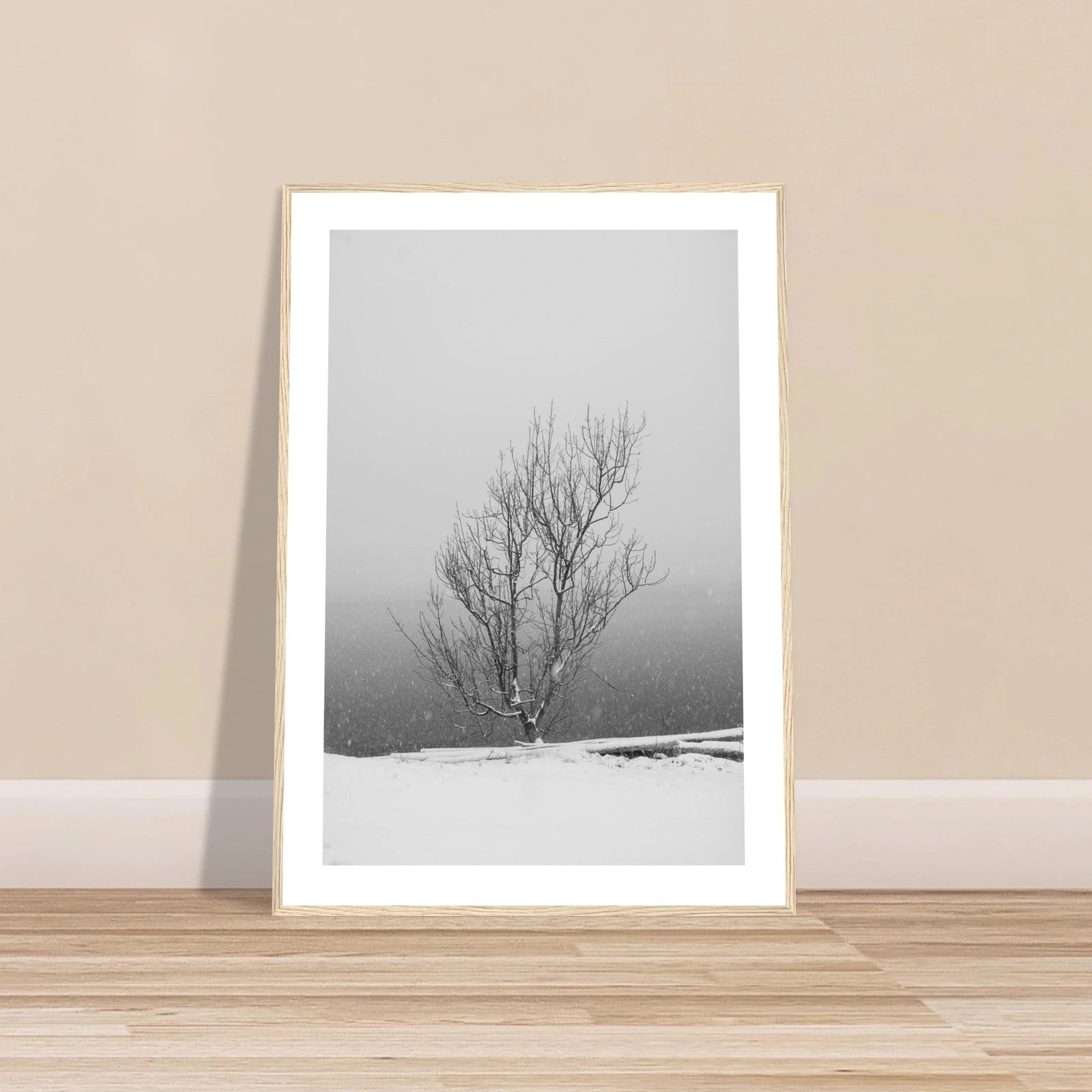 Enslig vintertre | Premium plakat | Treramme - DanielfotoPremium plakat i matt papir med trerammeTreramme21x29.7 cm / 8x12"