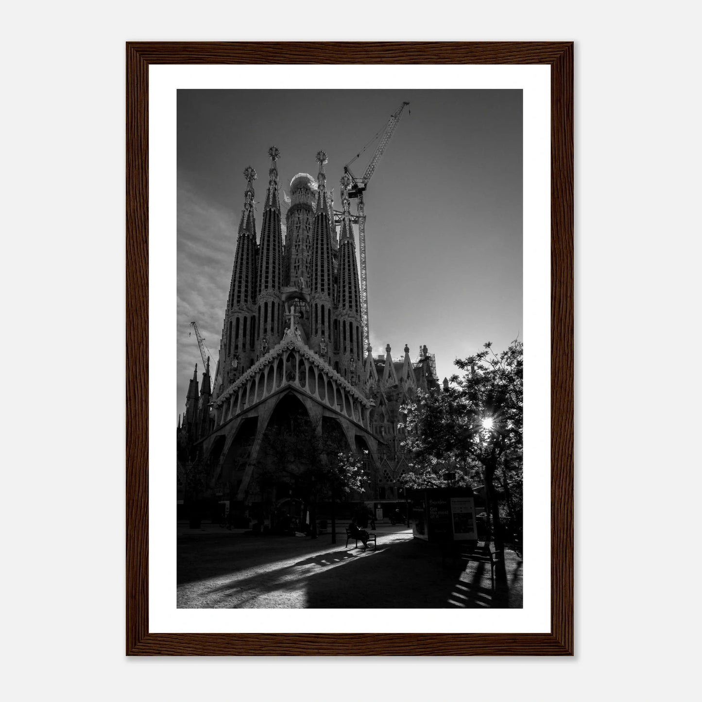 Sagrada Família ved soloppgang | Premium plakat | Treramme - DanielfotoPremium plakat i matt papir med trerammeSvart ramme21x29.7 cm / 8x12"