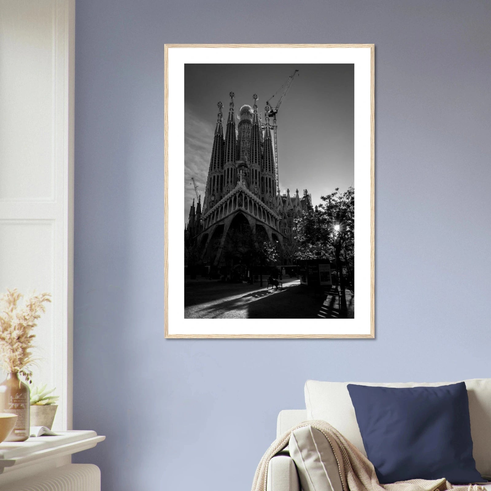 Sagrada Família ved soloppgang | Premium plakat | Treramme - DanielfotoPremium plakat i matt papir med trerammeTreramme21x29.7 cm / 8x12"