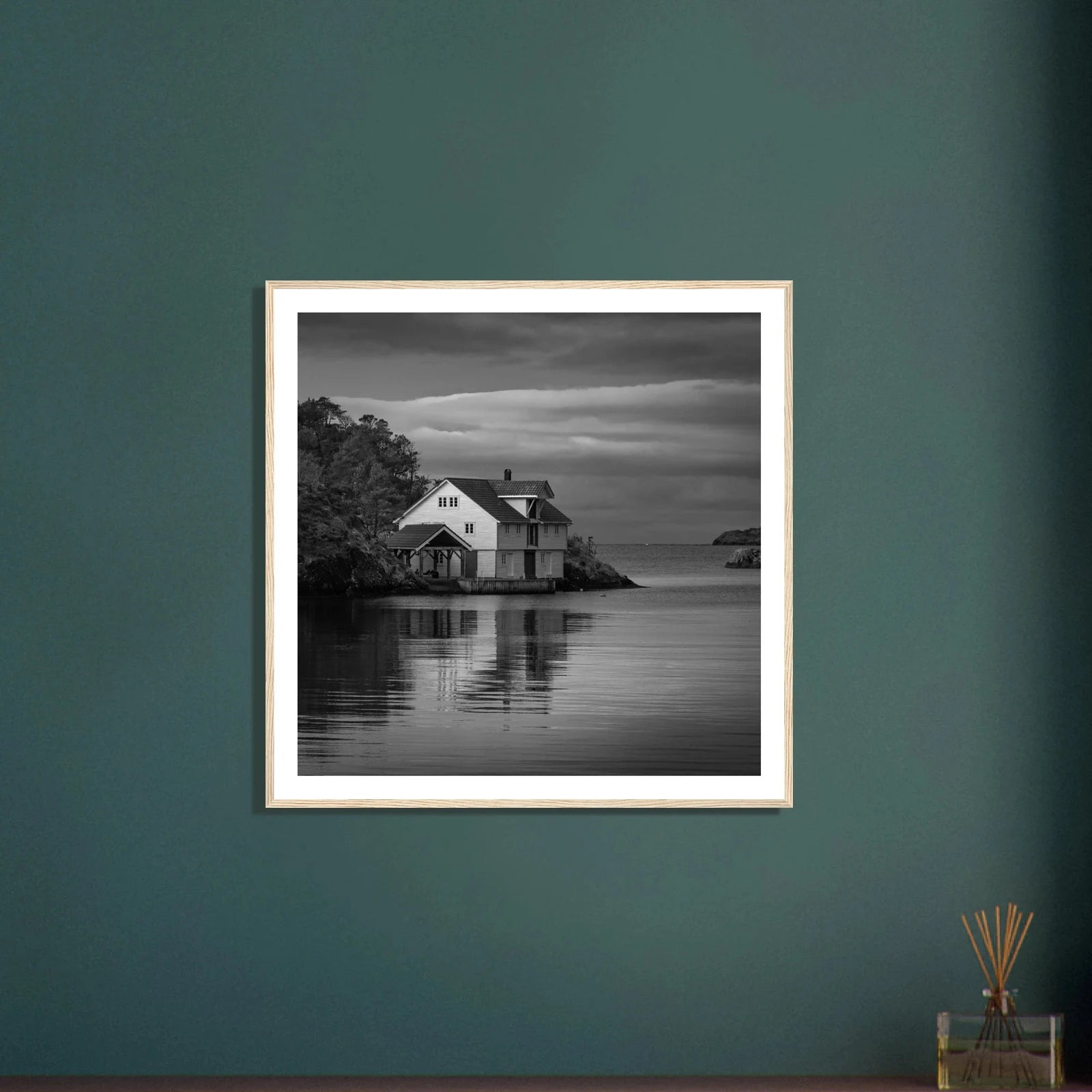 Sjøhus ved Lykling på Bømlo | Premium plakat | Treramme - DanielfotoPremium plakat i matt papir med trerammeTreramme30x30 cm / 12x12″