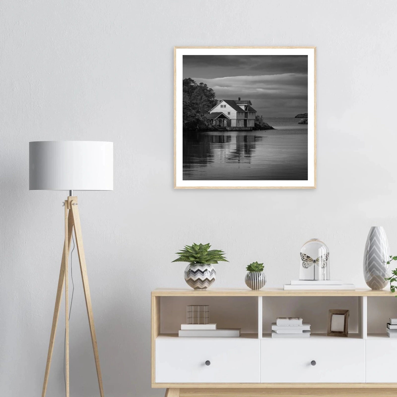 Sjøhus ved Lykling på Bømlo | Premium plakat | Treramme - DanielfotoPremium plakat i matt papir med trerammeTreramme30x30 cm / 12x12″