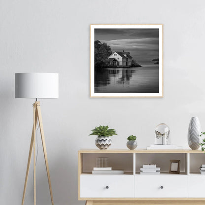 Sjøhus ved Lykling på Bømlo | Premium plakat | Treramme - DanielfotoPremium plakat i matt papir med trerammeTreramme30x30 cm / 12x12″