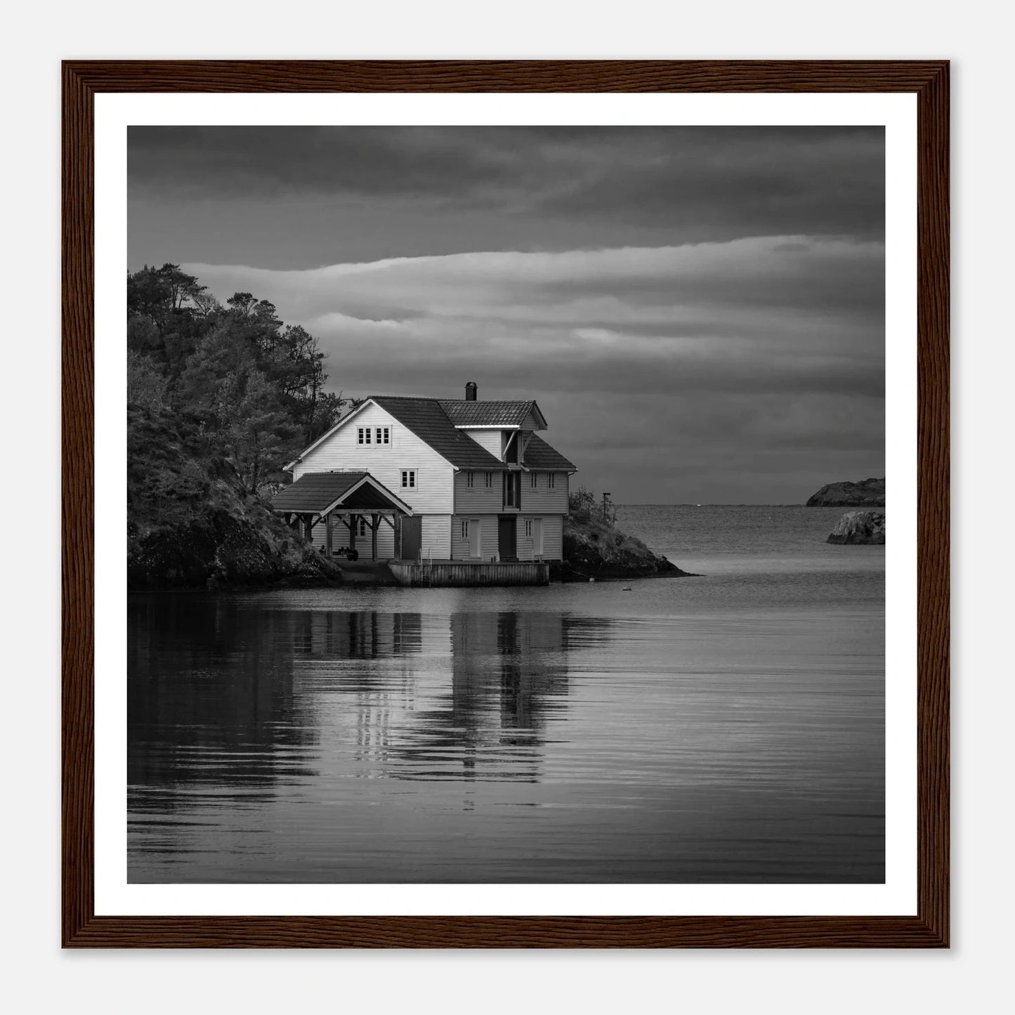 Sjøhus ved Lykling på Bømlo | Premium plakat | Treramme - DanielfotoPremium plakat i matt papirUtne ramme50x50 cm / 20x20″