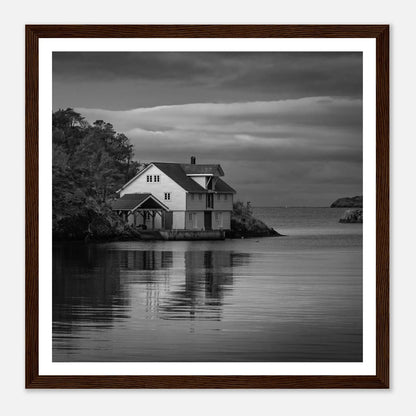 Sjøhus ved Lykling på Bømlo | Premium plakat | Treramme - DanielfotoPremium plakat i matt papirUtne ramme50x50 cm / 20x20″