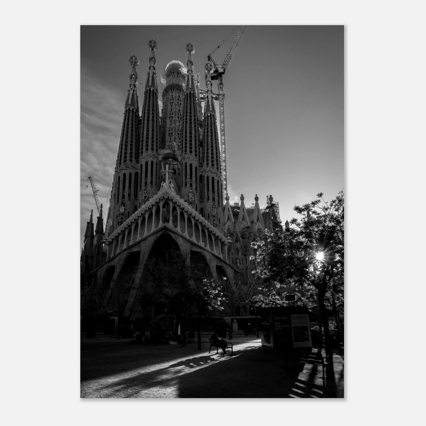 Sagrada Família ved soloppgang | Premium plakat | Treramme - DanielfotoUten ramme21x29.7 cm / 8x12"