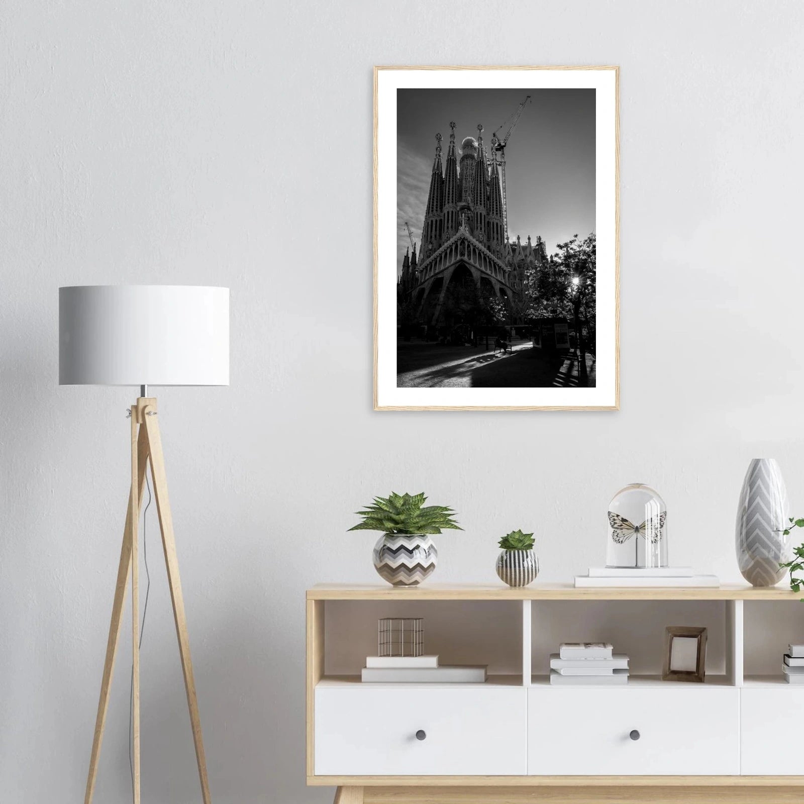 Sagrada Família ved soloppgang | Premium plakat | Treramme - DanielfotoPremium plakat i matt papir med trerammeTreramme21x29.7 cm / 8x12"