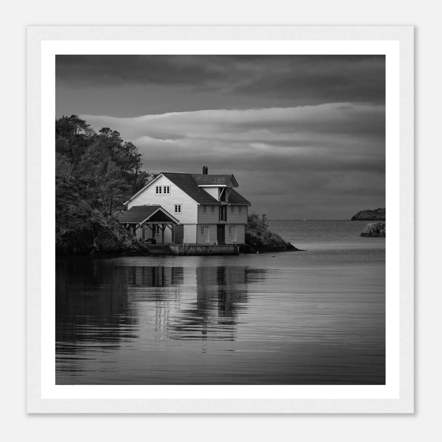 Sjøhus ved Lykling på Bømlo | Premium plakat | Treramme - DanielfotoPremium plakat i matt papirUtne ramme50x50 cm / 20x20″