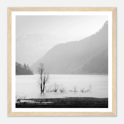Stillheten ved Øvredalsvatnet | Premium plakat | Treramme - DanielfotoTreramme30x30 cm / 12x12″