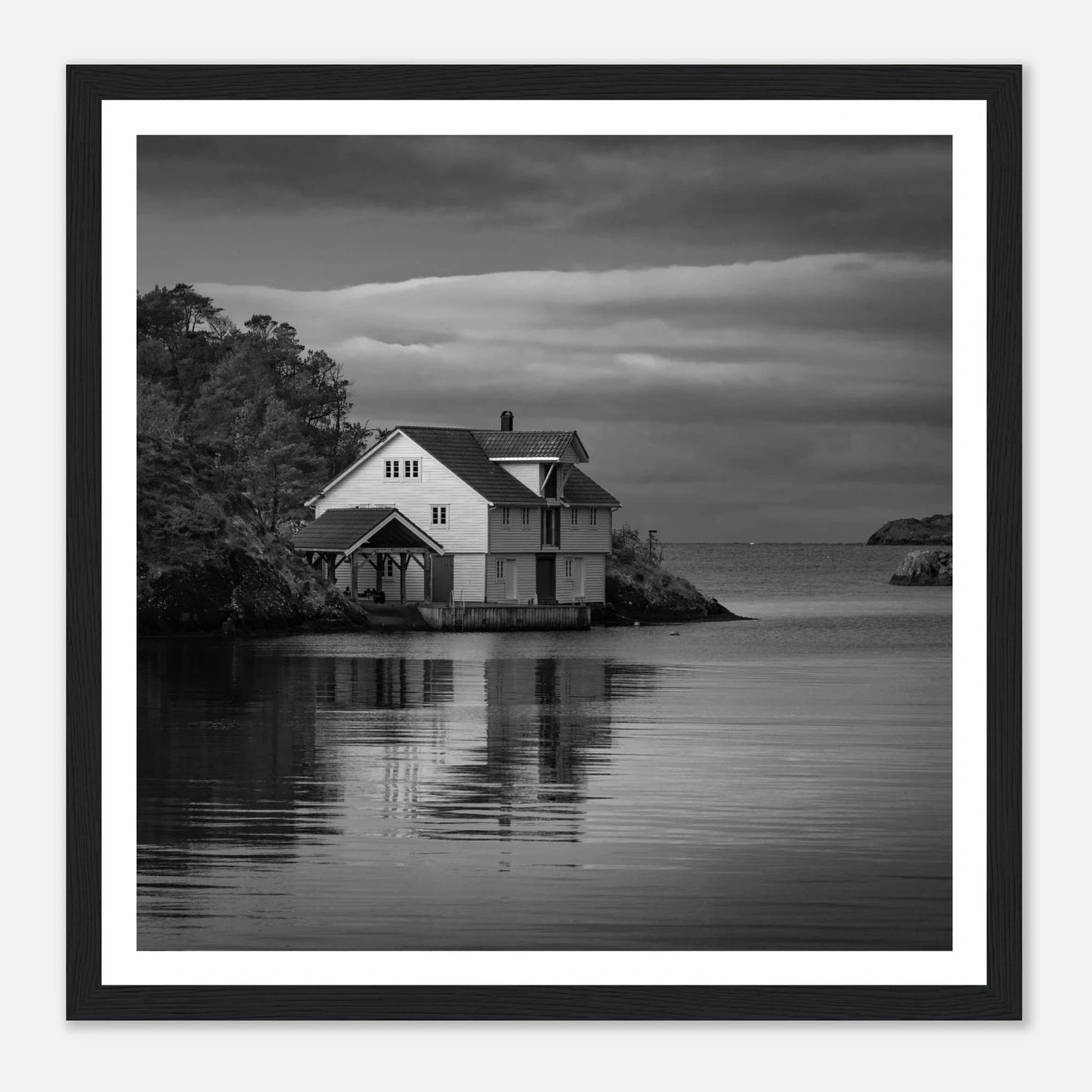 Sjøhus ved Lykling på Bømlo | Premium plakat | Treramme - DanielfotoPremium plakat i matt papirUtne ramme50x50 cm / 20x20″