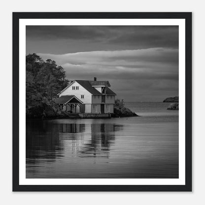 Sjøhus ved Lykling på Bømlo | Premium plakat | Treramme - DanielfotoPremium plakat i matt papirUtne ramme50x50 cm / 20x20″