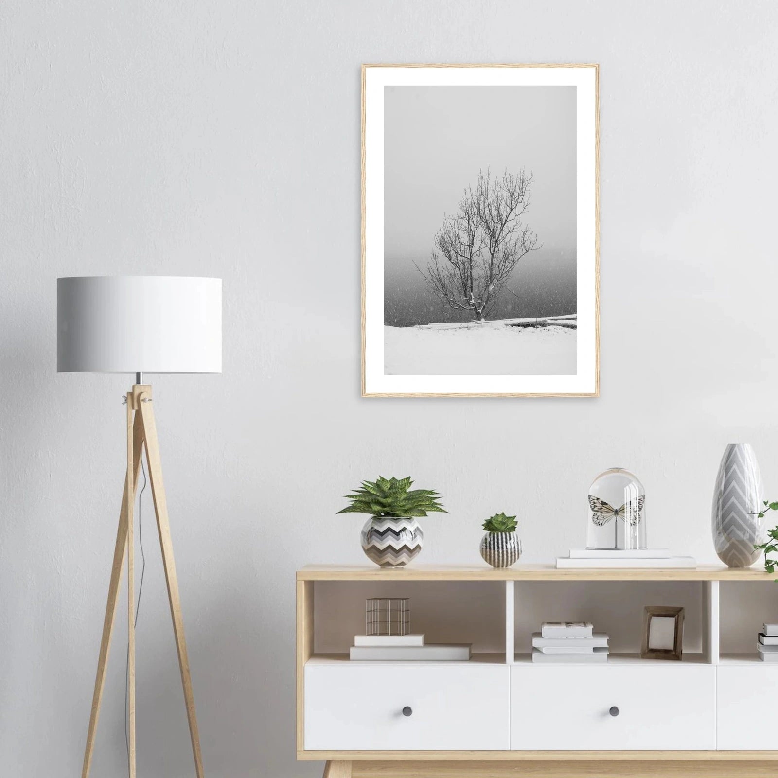 Enslig vintertre | Premium plakat | Treramme - DanielfotoPremium plakat i matt papir med trerammeSvart ramme21x29.7 cm / 8x12"