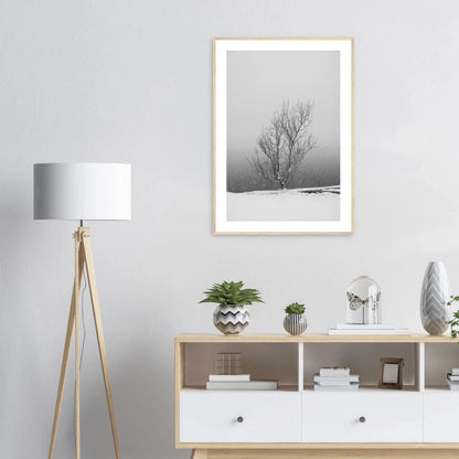 Enslig vintertre | Premium plakat | Treramme - DanielfotoPremium plakat i matt papir med trerammeSvart ramme21x29.7 cm / 8x12"